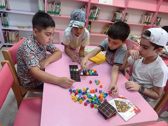 گذراندن اوقات فراغت اعضای نوجوان با استفاده از بازی های فکری موجود در کتابخانه